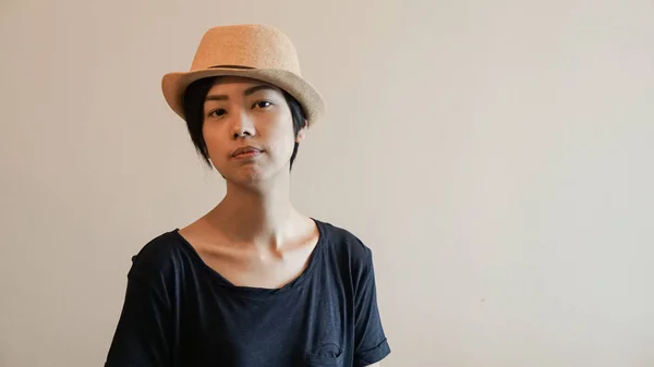 새로운 세대 hipster 라이프 스타일 짧은 머리 愛 三 工 業 여성 co — 스톡 사진