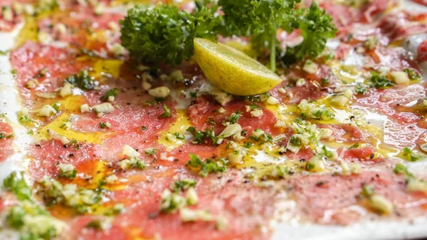 Raw slice beef carpaccio plate, tasty Italian cuisine — Stock Photo, Image