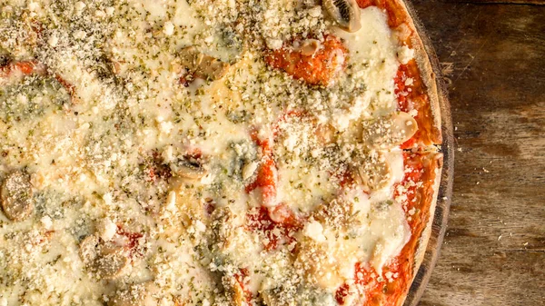 Lote de pizza de queijo em cima da mesa de madeira. Cozinha italiana — Fotografia de Stock