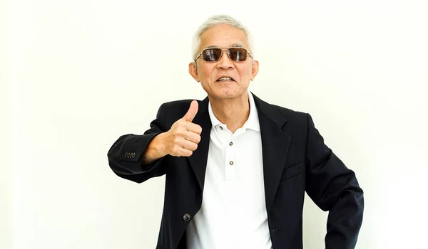 Alter lächelnder asiatischer Senior im lässigen Business-Anzug mit glücklichem Gesicht und Sonnenbrille — Stockfoto