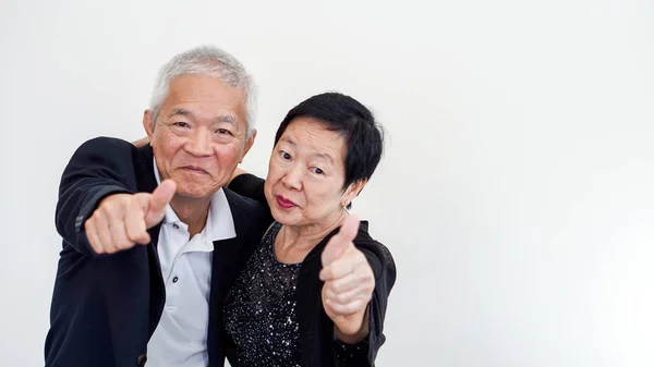 Ευτυχισμένο ζευγάρι Ασίας senior. Επιτυχία στην επιχείρηση και τη ζωή, μείνετε togher για πάντα — Φωτογραφία Αρχείου