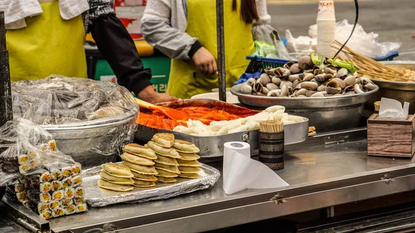 Vendedor local coreano de comida callejera. Gyoza, arroz con algas, tteok — Foto de Stock