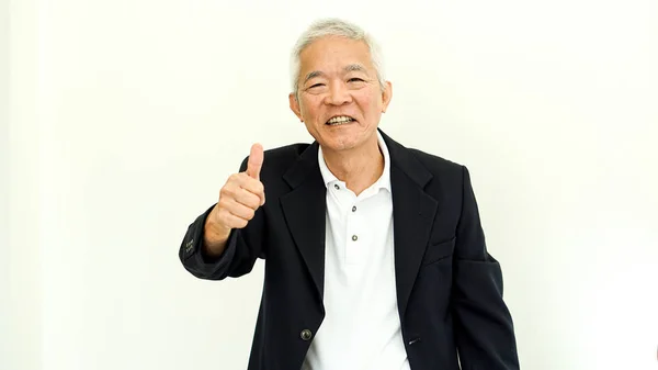 Азиатский пенсионер в деловом костюме со счастливым лицом и рукой — стоковое фото