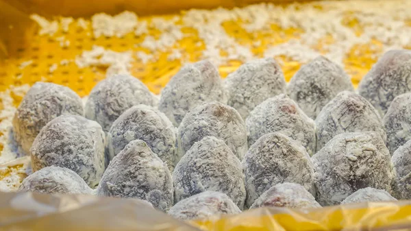 Comida callejera en Seúl, Corea. Mochi de fresa fresca hecho a mano —  Fotos de Stock