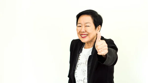 Asiatisk senior kvinna klädd i kostym med happpy ansikte och hand gest — Stockfoto