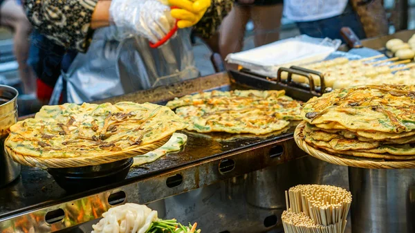 Comida local coreana, tortita de cebolla verde en el puesto de comida callejera en t — Foto de Stock