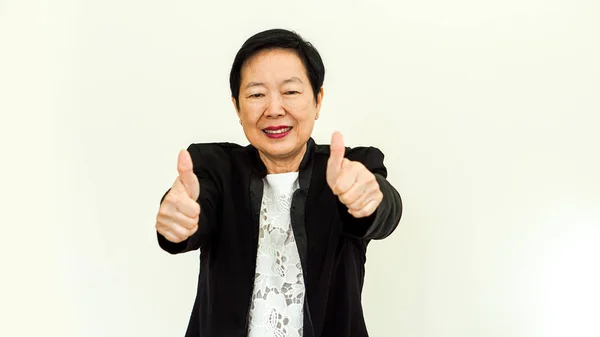 Aziatische senior vrouw dragen pak met happpy gezicht en hand gebaar — Stockfoto