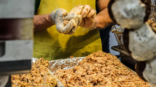 Haciendo Eomuk, comida callejera coreana. Torta de pescado frito, salchichas en El Salvador — Foto de Stock