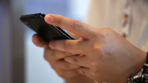 Рука с помощью смартфона крупным планом болтать по мобильному телефону — стоковое видео