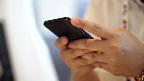 Ručně pomocí chytrého telefonu zblízka střílel chatování přes mobil — Stock video