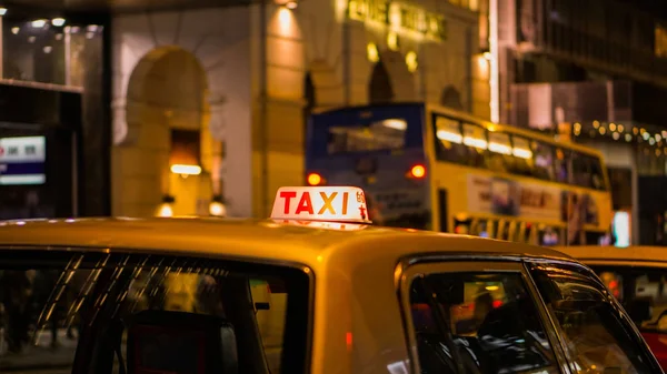 Taxischild in der Nacht verschwimmt Sicht in Kneipe und Bar Nachtleben Bereich betrunken — Stockfoto