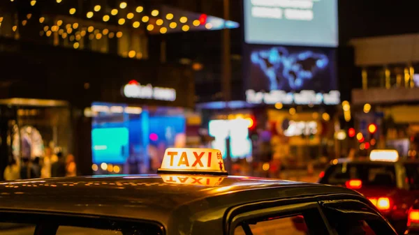 Taxi označení v noci rozostření pohled v hospodě a bar noční život oblasti opilý — Stock fotografie