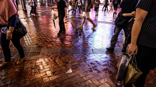 Φωτογραφία δρόμου του Χονγκ Κονγκ ζωή τη νύχτα. Πολύχρωμο νέον φως αντανακλά στην οδό — Φωτογραφία Αρχείου