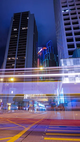 Hong Kong merkezi iş alanı gece hareketli tramvay taşımacılığı görünümünden İlçe — Stok fotoğraf