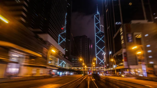 Hong Kong Zona de bullicio central vista nocturna desde el transporte en tranvía en movimiento — Foto de Stock