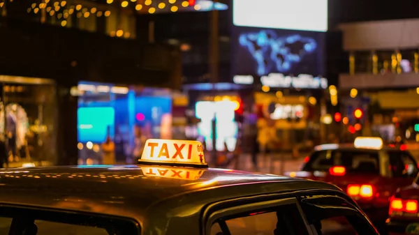 Taxi označení v noci rozostření pohled v hospodě a bar noční život oblasti. Abstraktní safty opilý Nejezděte — Stock fotografie