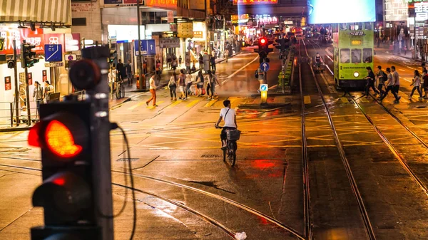 Fotografia di strada della vita di Hong Kong di notte. La luce al neon colorata riflette sulla strada — Foto Stock