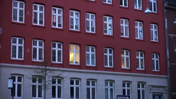 Bela arquitetura clássica de estilo europeu edifício de apartamentos. Um quarto iluminado com luz abstrata — Vídeo de Stock
