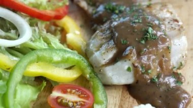 Biftek saland ve patates yan yemekler ile üst sos biber soslu balık
