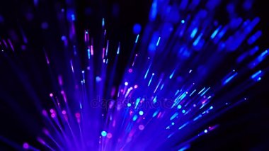 Mavi ve mor aydınlatmak fiber optik ışık parlayan, fütüristik ve bilim-kurgu koyu arka plan üzerinde soyut