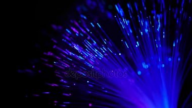 Mavi ve mor aydınlatmak fiber optik ışık parlayan, fütüristik ve bilim-kurgu koyu arka plan üzerinde soyut
