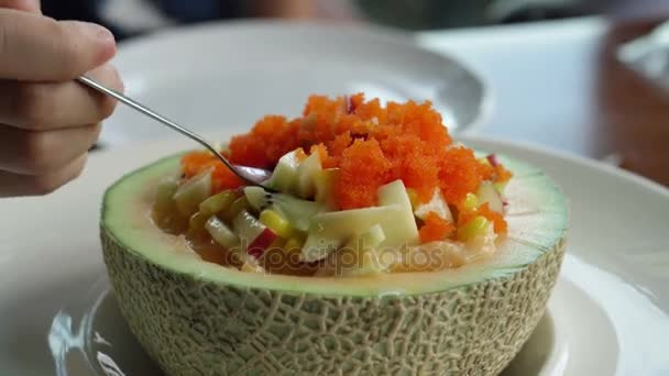 Fruktsallad i cantaloupemelon skål. Öste vatten melon, melon, salladsdressing och fisk ägg på översta hälsosam mat — Stockvideo