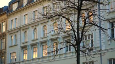 Gün batımında çift cephe bina Avrupa. Eve dönerken akşam duygu