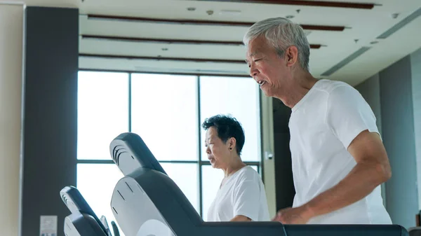 健康的亚洲高级夫妇在健身房跑步 tre 一起运动 — 图库照片