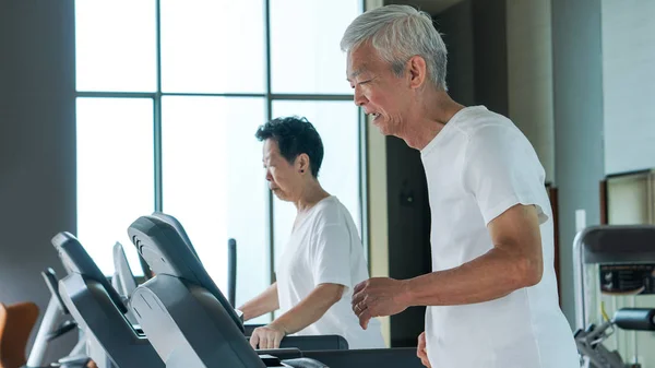 健康的亚洲高级夫妇在健身房跑步 tre 一起运动 — 图库照片