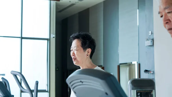 Glückliche asiatische Senioren Paar läuft auf Laufband gesunden Lebensstil — Stockfoto