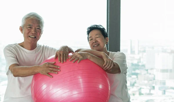 高级亚洲新人有瑜伽球体育课的乐趣 — 图库照片