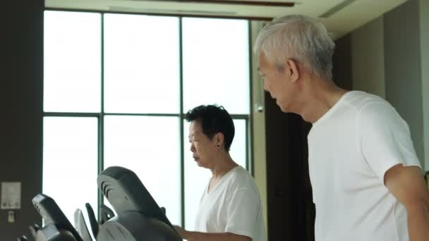 Asiatique couple aîné en cours d'exécution sur un tapis roulant à la salle de gym mode de vie sain exercice — Video