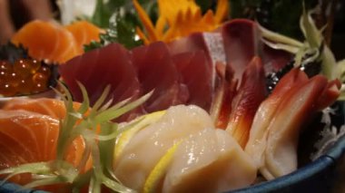 Ham taze muhtelif sashimi yemek yemek çubukları. Japon mutfağının geleneksel mutfağı