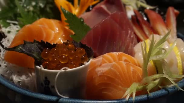 Hůlkami jíst syrové čerstvé rozmanité sashimi. Japonské jídlo tradiční kuchyně — Stock video