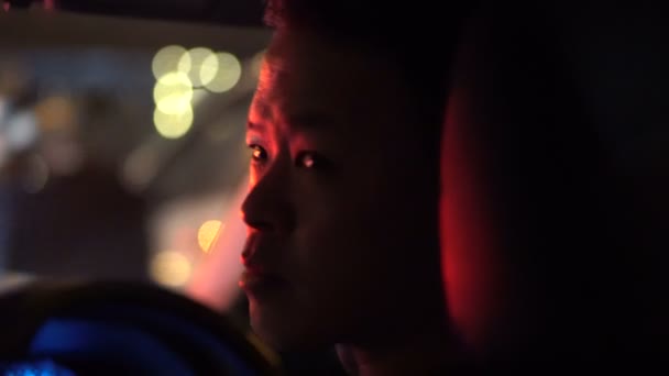 Asiatique homme dans embouteillage rouge réflexion lumière — Video