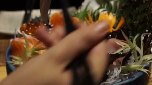 Hůlkami jíst syrové čerstvé rozmanité sashimi. Japonské jídlo tradiční kuchyně — Stock video