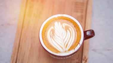 Güzel kahve latte art üstten görünüm tarih ile