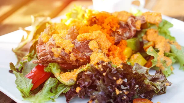 Fried Yengeç deniz ürünleri salatası Asya tarzı giyinme — Stok fotoğraf