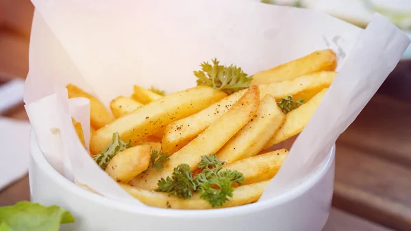 Patatas fritas doradas en plato de cono paoer. Snack servido en el restaurante —  Fotos de Stock