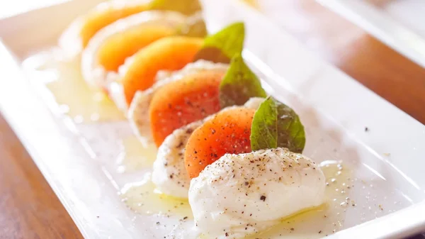 Mozzarella cheese with tomatoes and olive oil — Stock Photo, Image
