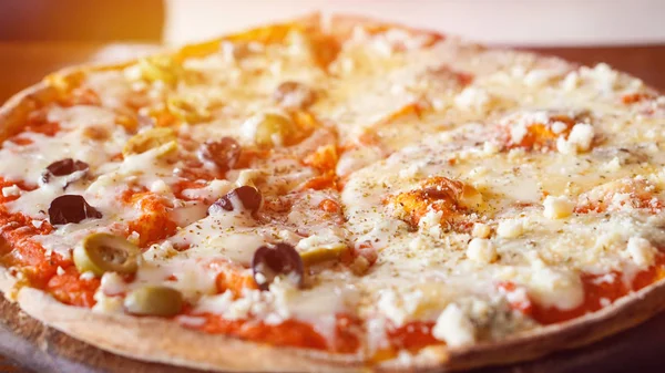 Metade e meia pizza com diferentes feitos sob encomenda — Fotografia de Stock