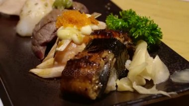 Katılaşmış Aburi sushi set Japon yemekleri video