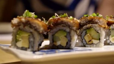 Unagi yılan balığı avokado peynir Maki sushi roll 4k