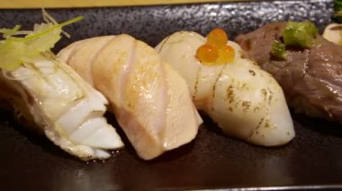 Katılaşmış Aburi sushi set Japon yemekleri video