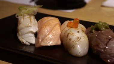 Katılaşmış Aburi sushi set Japon yemekleri video