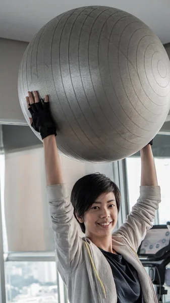 Asiatico donna capelli corti in sport fitness con palla, vita sana — Foto Stock