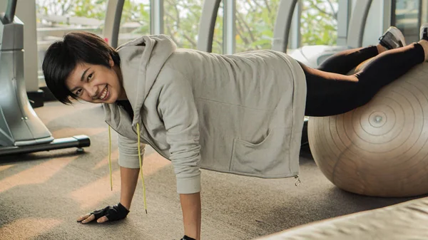 亚洲女子短头发运动健身与球, 健康的生活 — 图库照片