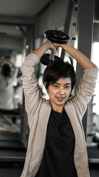 微笑亚洲短头发妇女健身哑铃举起。运动 — 图库照片