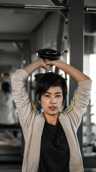Sorridente asiatica capelli corti donna fitness manubri lifting. Esercizio — Foto Stock