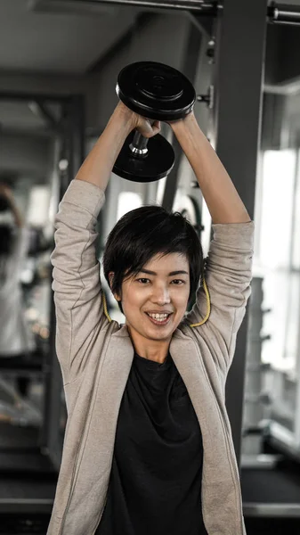 Sorridente asiatica capelli corti donna fitness manubri lifting. Esercizio — Foto Stock